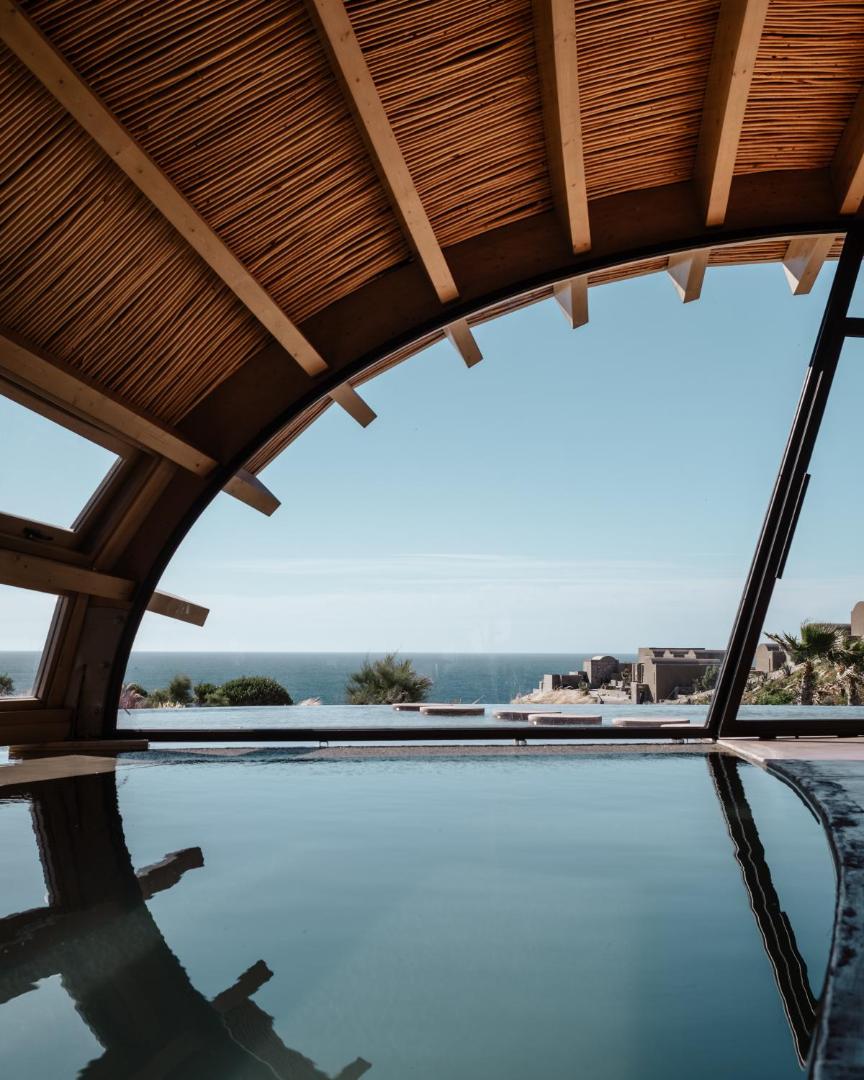 Seaside A Lifestyle Resort iekštelpu baseins ar skatu uz jūru zem unikālas koka konstrukcijas velves spa centrā