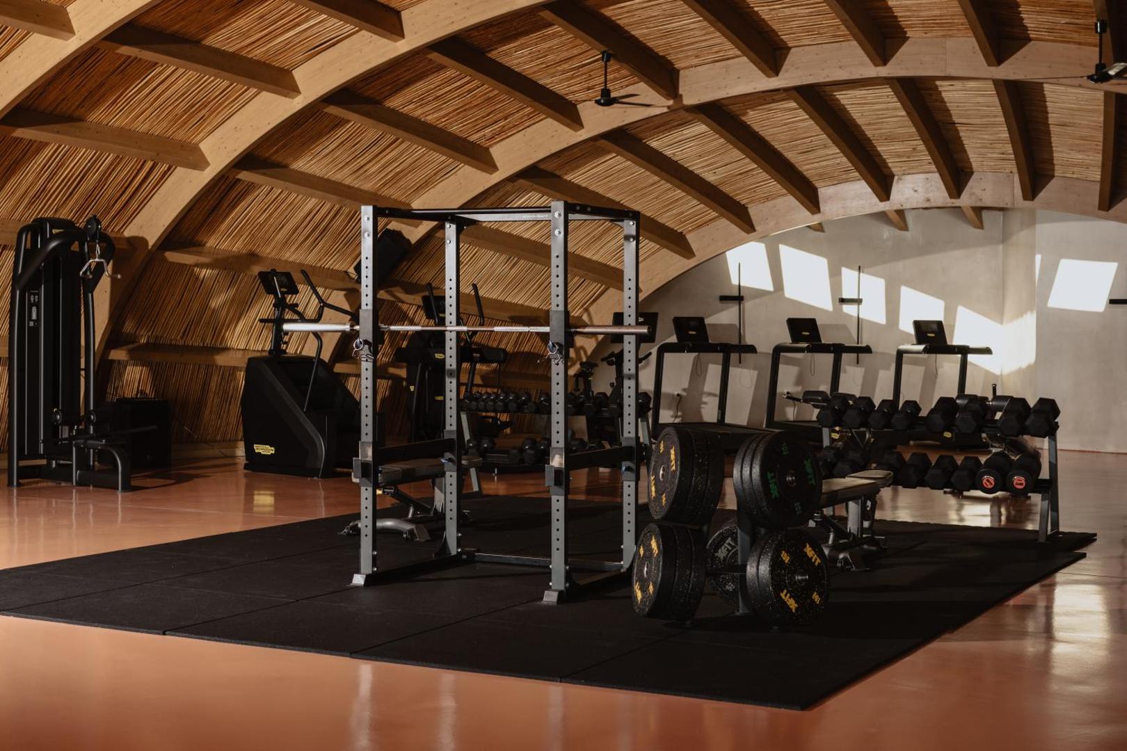 Plašs Seaside A Lifestyle Resort fitness centrs ar moderniem trenažieriem un unikālu koka siju griestu konstrukciju