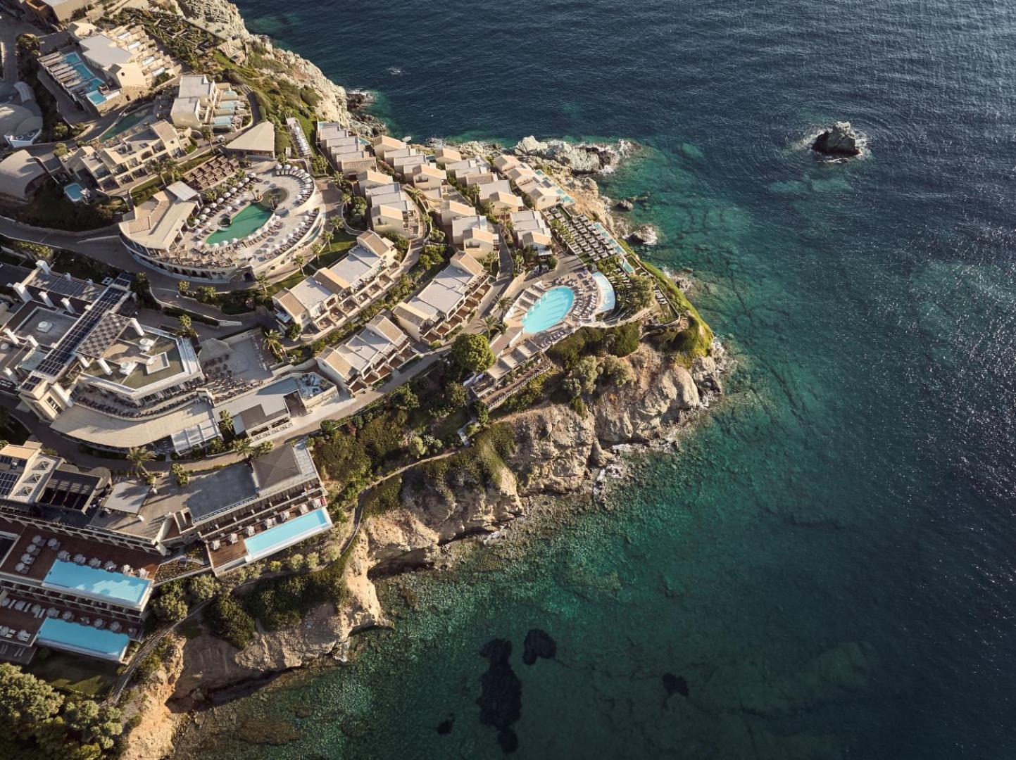 Seaside A Lifestyle Resort panorāmas skats no putna lidojuma uz viesnīcas kompleksu piekrastē Agia Pelagia, Krētā ar baseiniem un jūru