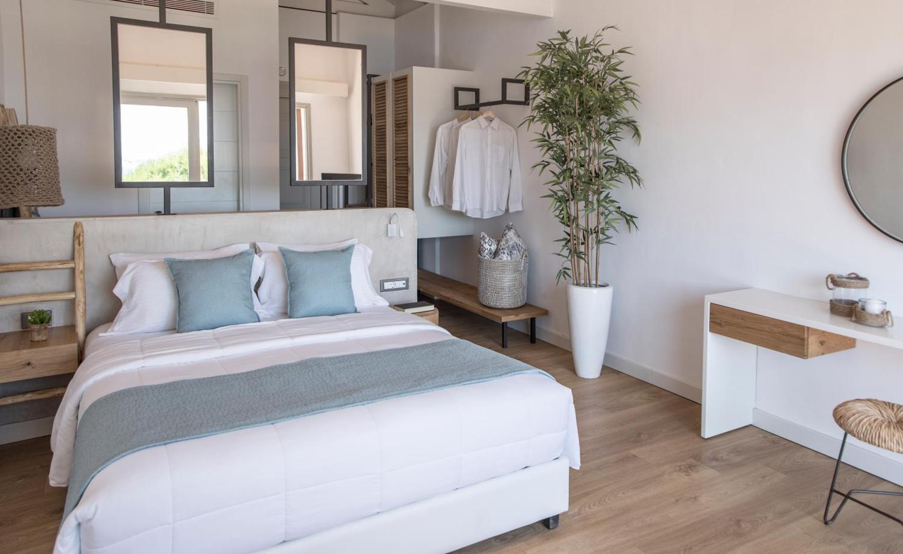 Seaside A Lifestyle Resort moderns numurs ar divguļamo gultu, koka grīdu un minimālisma stila mēbelēm — gaišs un mājīgs interjers