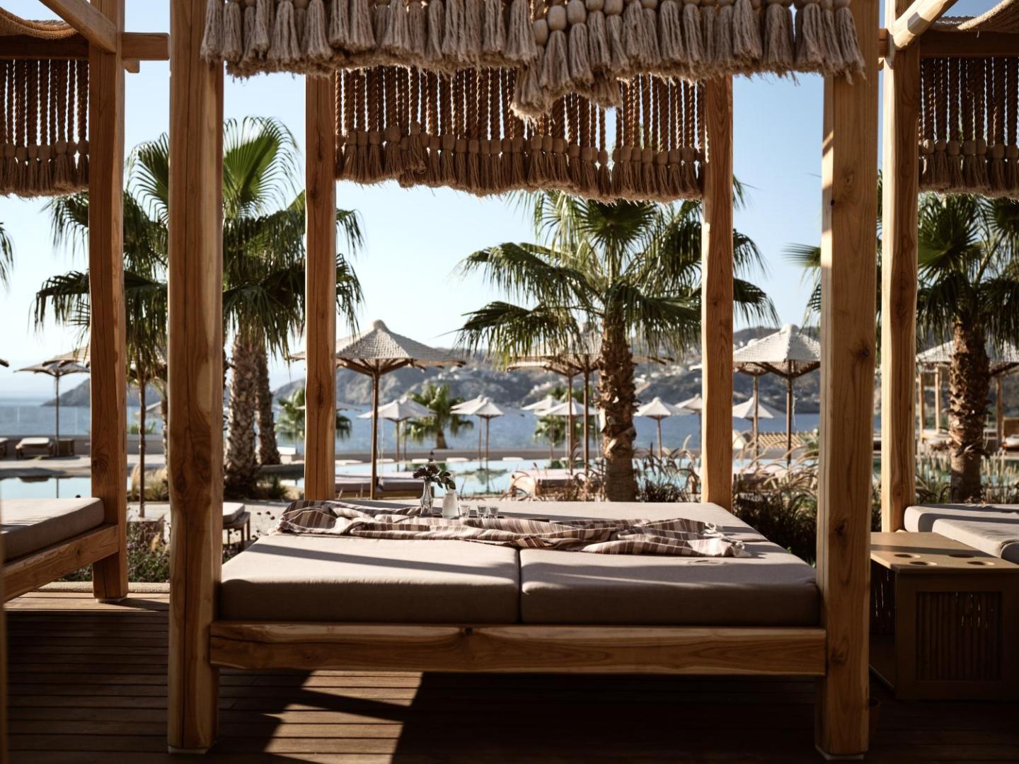 Seaside A Lifestyle Resort atpūtas zona ar koka bungalo stila nojumēm un mīkstiem zviļņiem pie baseina Agia Pelagia, Krētā