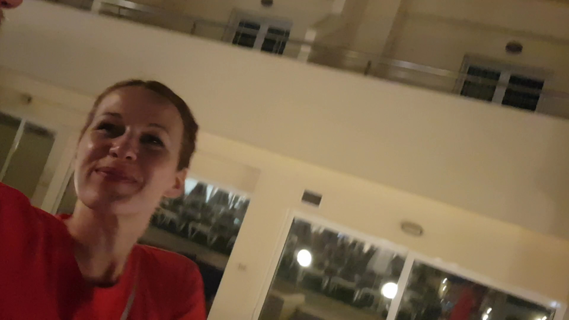 Viesnīcas Zeus Hotels Neptuno Beach terase vakara apgaismojumā ar skatu uz ēkas fasādi un atpūtas zonu Amudarā