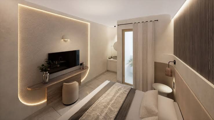 Neon Hotel moderns numurs ar iebūvētu apgaismojumu sienas nišā, koka apdari un sienas televizoru Stalidā, Krētā