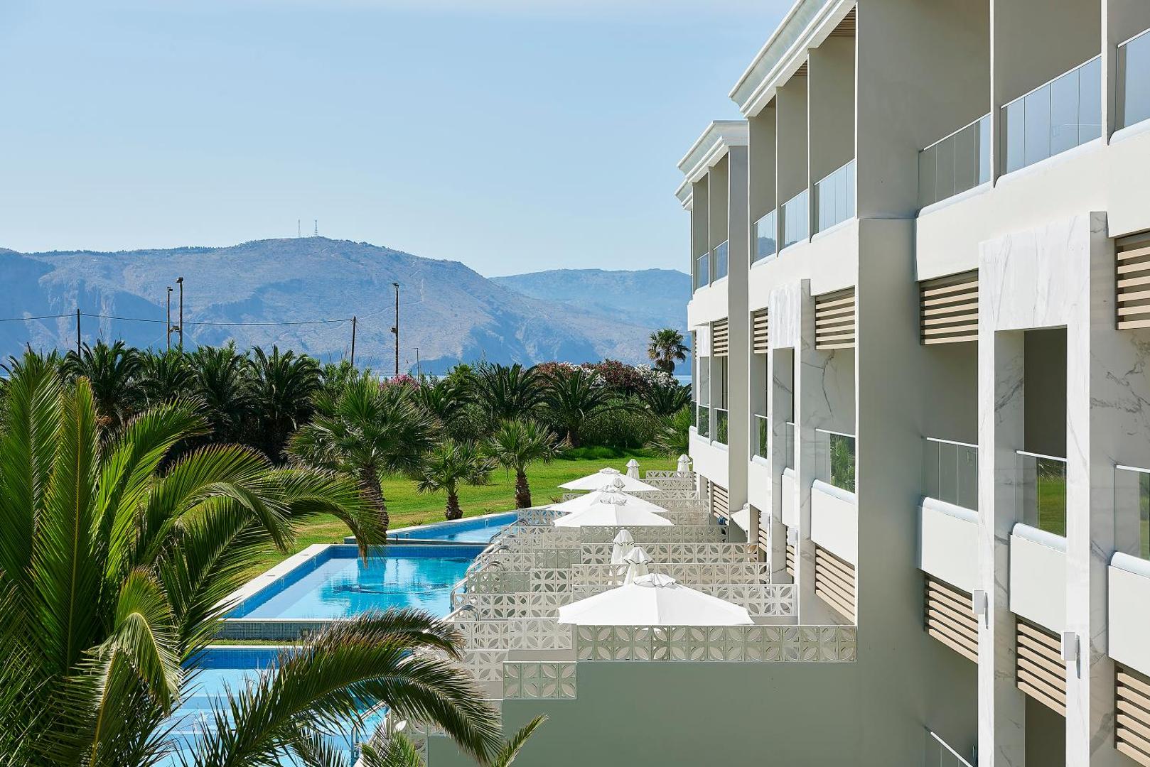 Mythos Palace Resort & Spa modernā korpusa skats ar privātajiem baseiniem un kalnu panorāmu Georgiupoles reģionā, Krētā