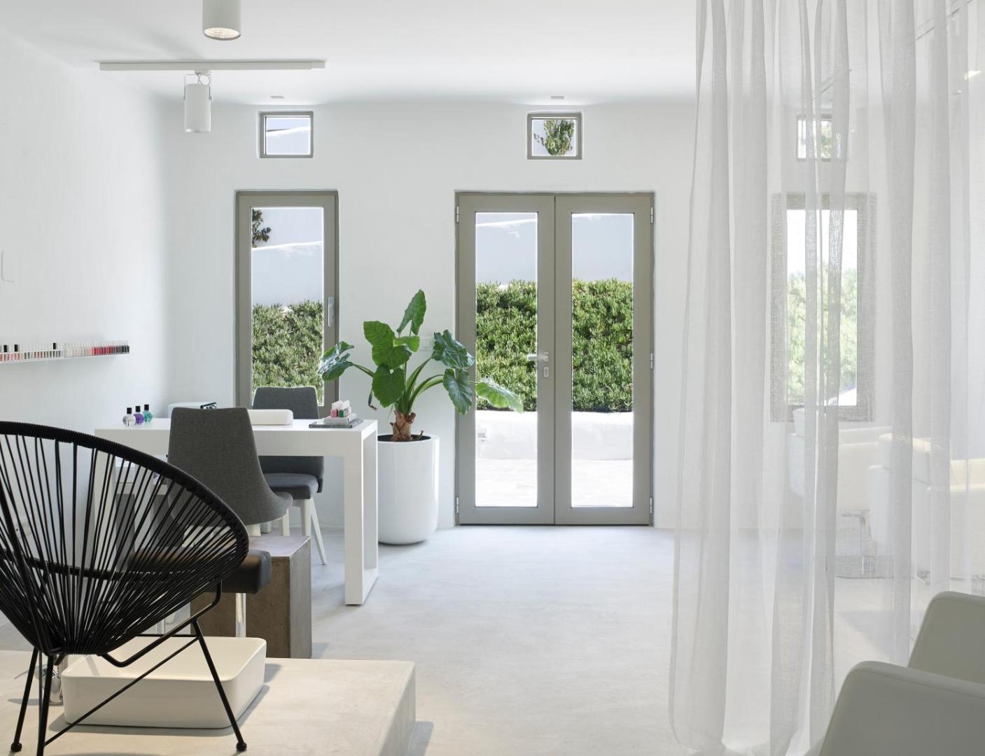 Knossos Beach Bungalows Resort gaišs un moderns spa centrs ar manikīra zonu un minimālisma stila interjeru
