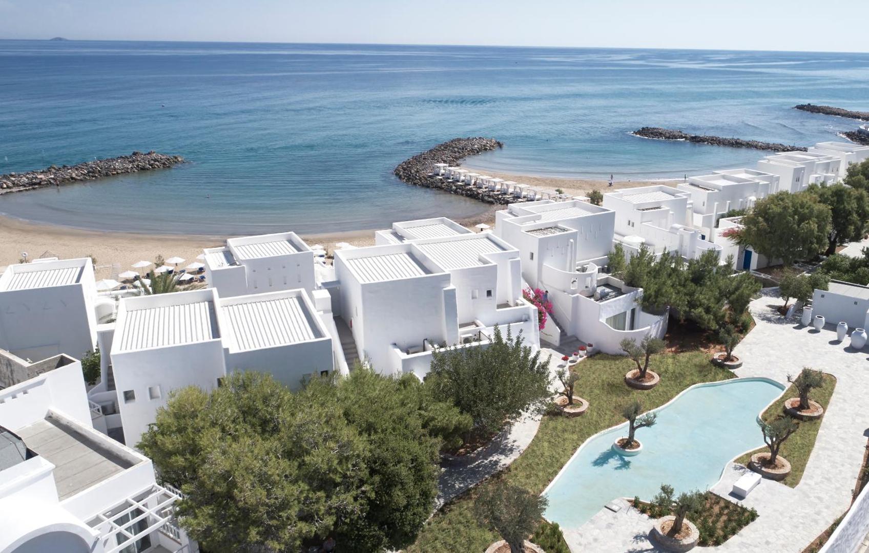 Knossos Beach Bungalows Resort baltie bungalo un dekoratīvais baseins dārzā ar skatu uz Egejas jūru Krētā