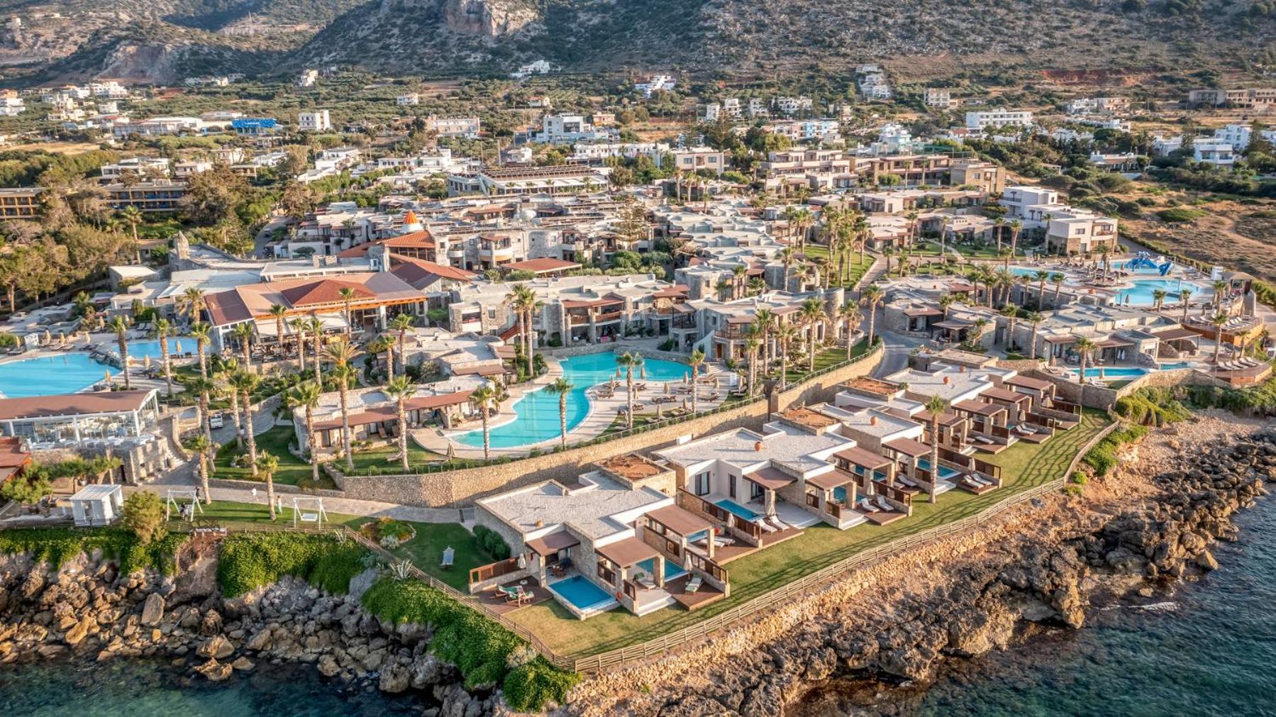 Ikaros Beach Resort & Spa panorāmas skats no putna lidojuma uz kūrorta teritoriju, baseiniem un piekrasti Malijā, Krētā