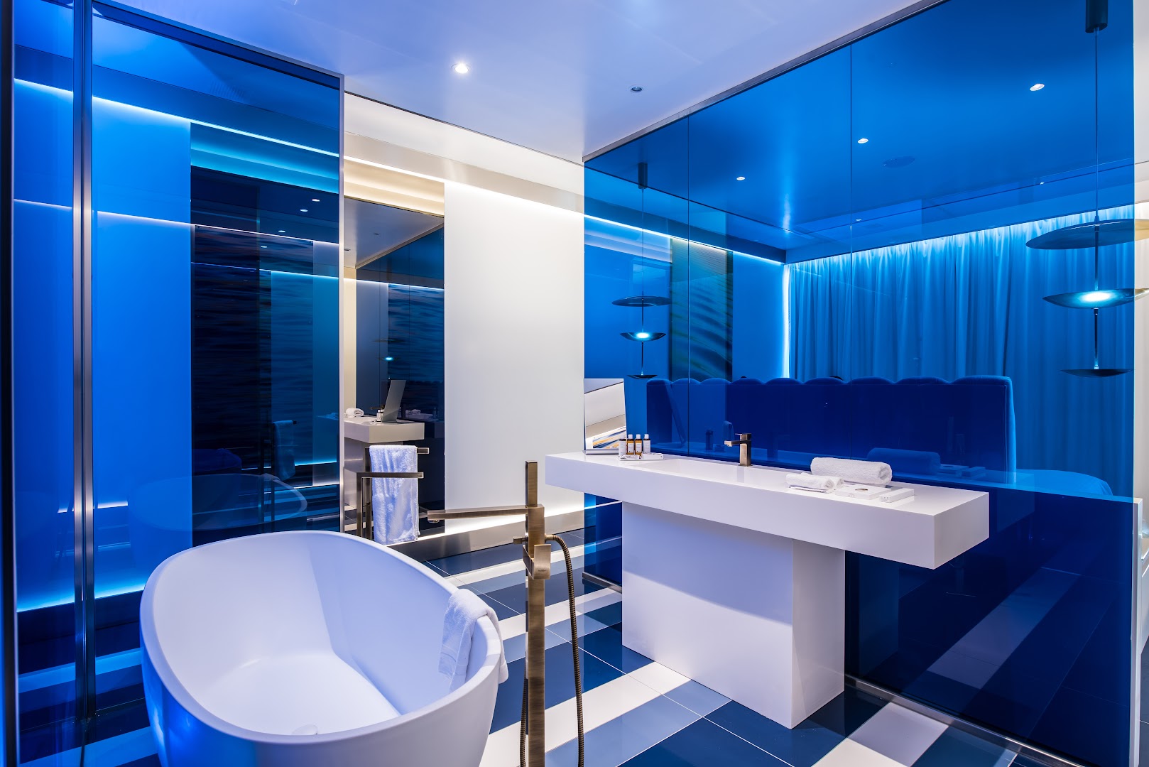 I-Resort Beach Hotel & Spa moderna vannas istaba ar brīvstāvošu vannu, zilu apgaismojumu un dizaina elementiem