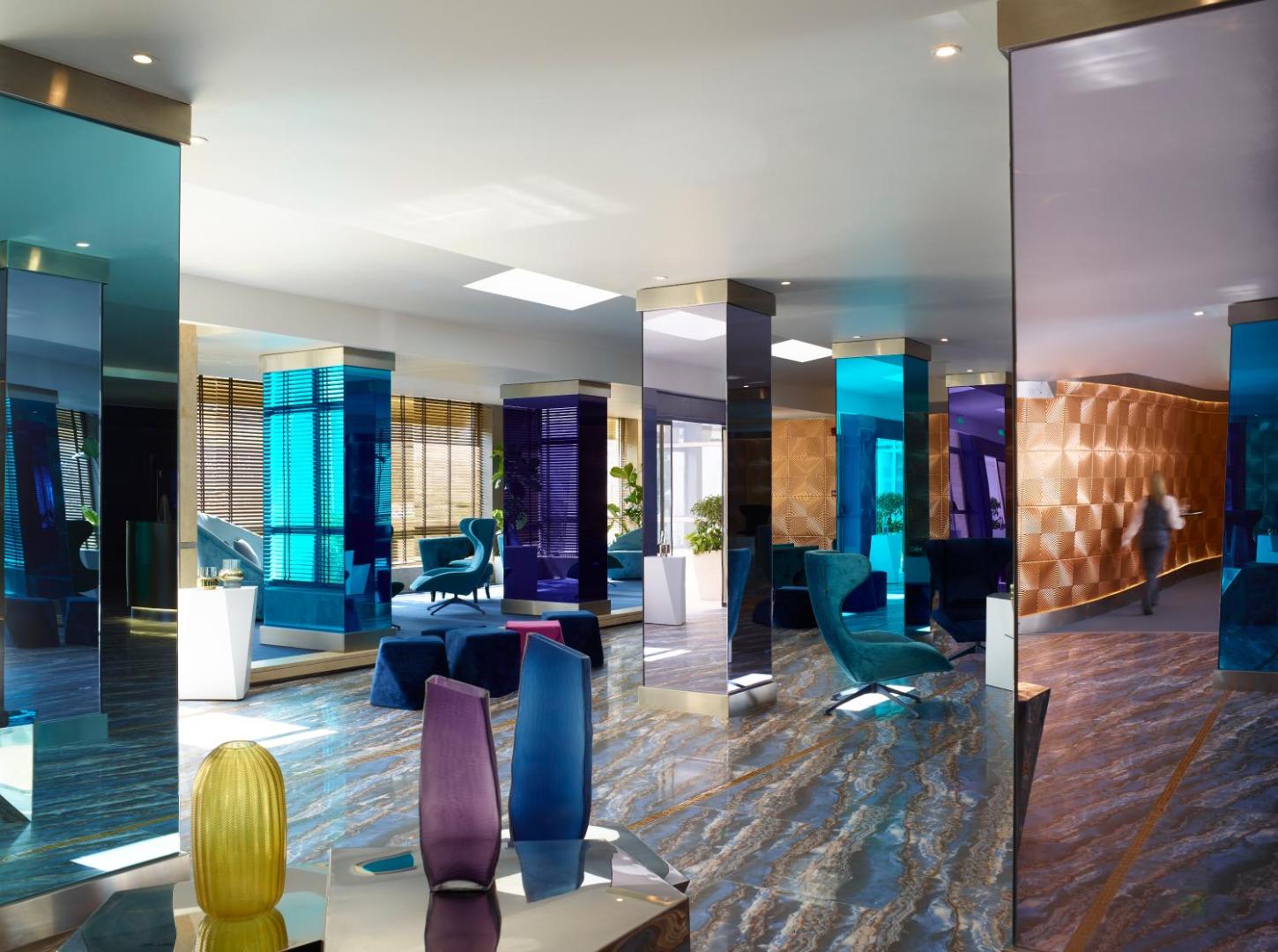 I-Resort Beach Hotel & Spa modernais vestibils ar spoguļstabiem, dizaina mēbelēm un krāsainiem stikla elementiem
