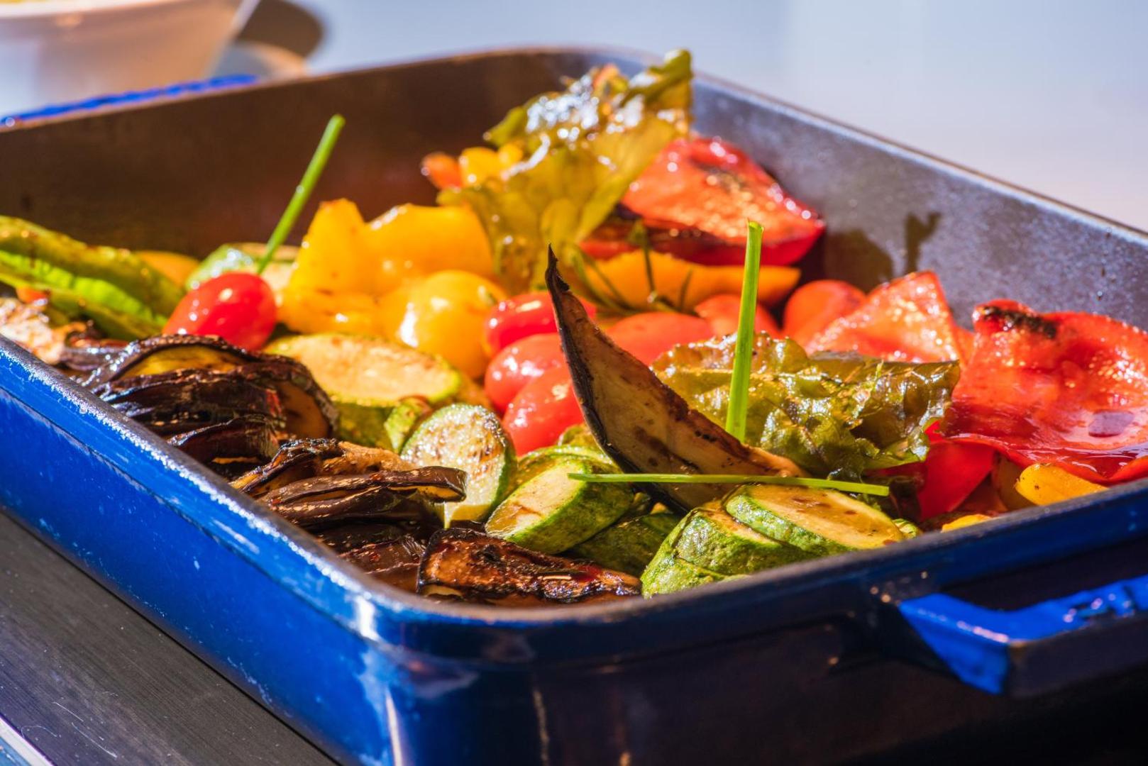 I-Resort Beach Hotel & Spa restorāna piedāvājums — pannā cepti dārzeņi, tostarp baklažāni, cukīni, tomāti un paprika