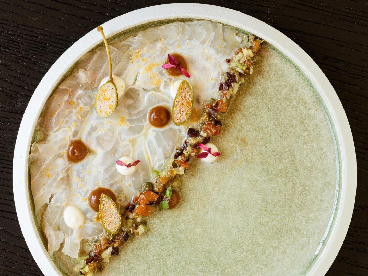 Gourmet zivju ēdiens uz eleganta šķīvja Grecotel Creta Palace Resort restorānā, augstākās klases gastronomiskā pieredze
