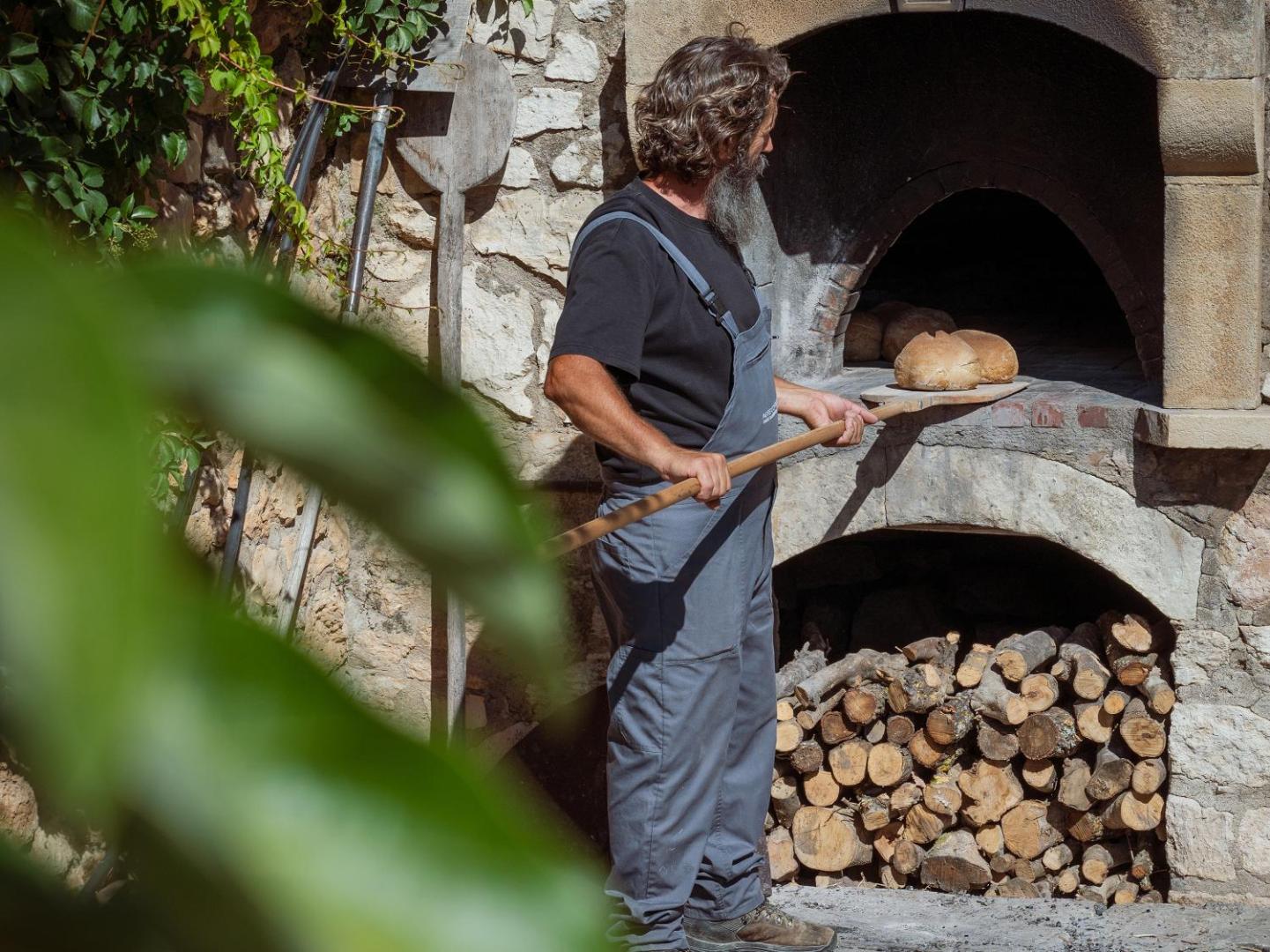 Tradicionālā maizes cepšana malkas krāsnī Grecotel Creta Palace Resort kūrortā, parādot vietējās Krētas tradīcijas