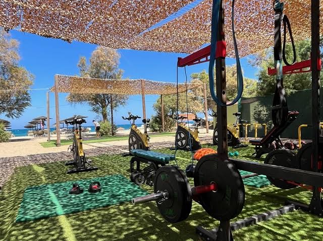 Grecotel Creta Palace brīvdabas fitness zona ar trenažieriem un skatu uz jūru — aktīva atpūta un sporta nodarbības svaigā gaisā