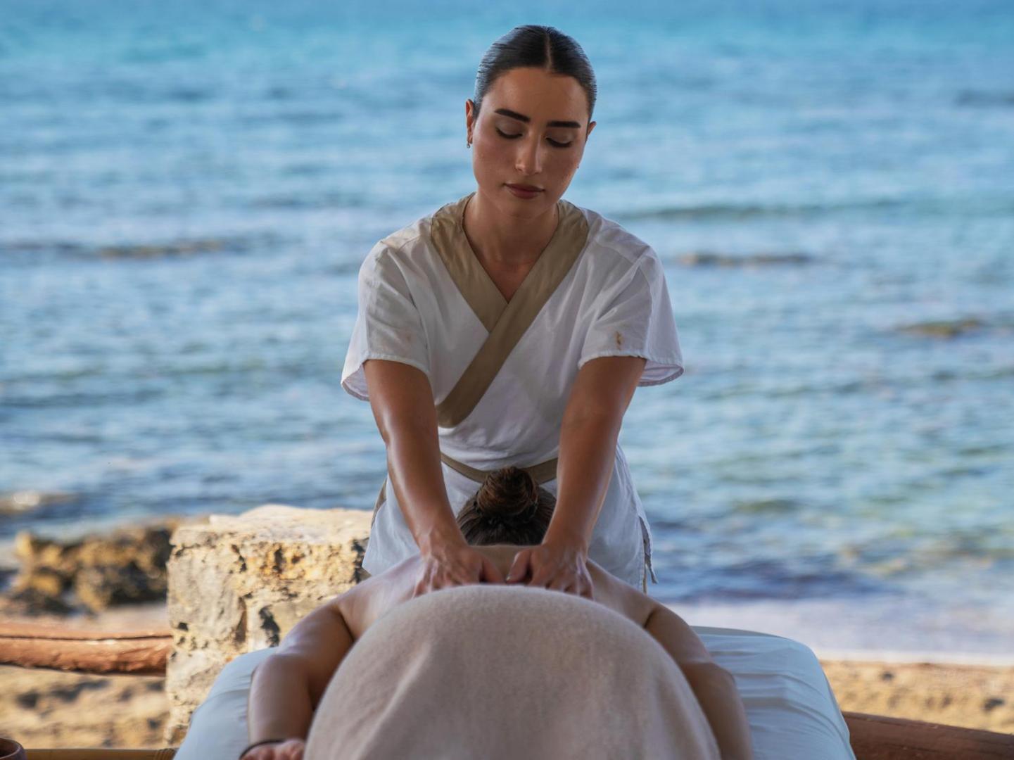 Relaksējoša masāža Grecotel Amirandes spa centrā tieši jūras krastā, baudot mierpilnu gaisotni un ūdens tuvumu