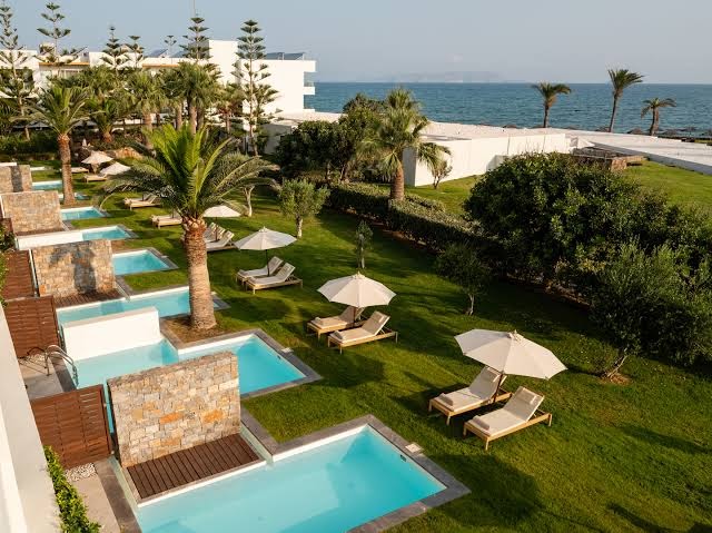 Grecotel Amirandes Exclusive Resort numuri ar privātiem baseiniem un koptu zālāju pie jūras krasta Krētā