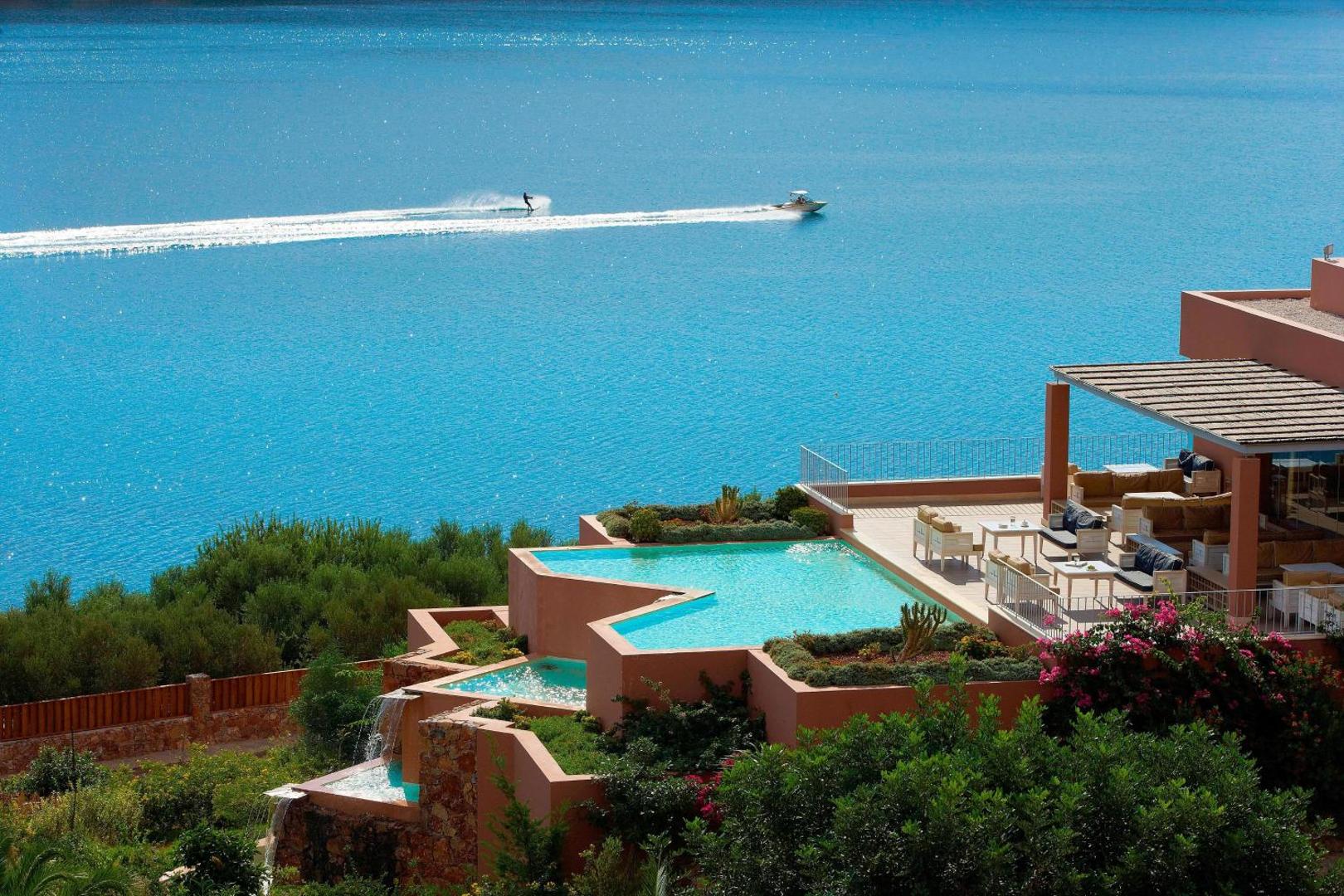 Domes of Elounda Autograph Collection kaskādes tipa baseini un terases ar skatu uz Mirabello līci Elundā, Krētā