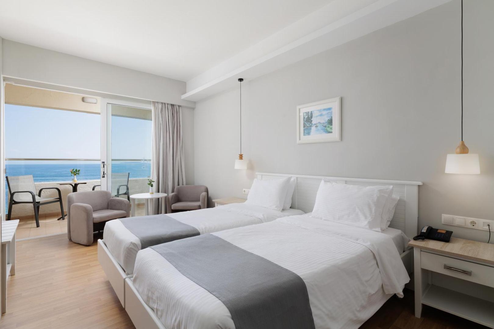 Elea Beach Hotel gaišs divvietīgs numurs ar skatu uz jūru Korfu salā — balkons ar mēbelēm un panorāmas skatu uz Jonijas jūru