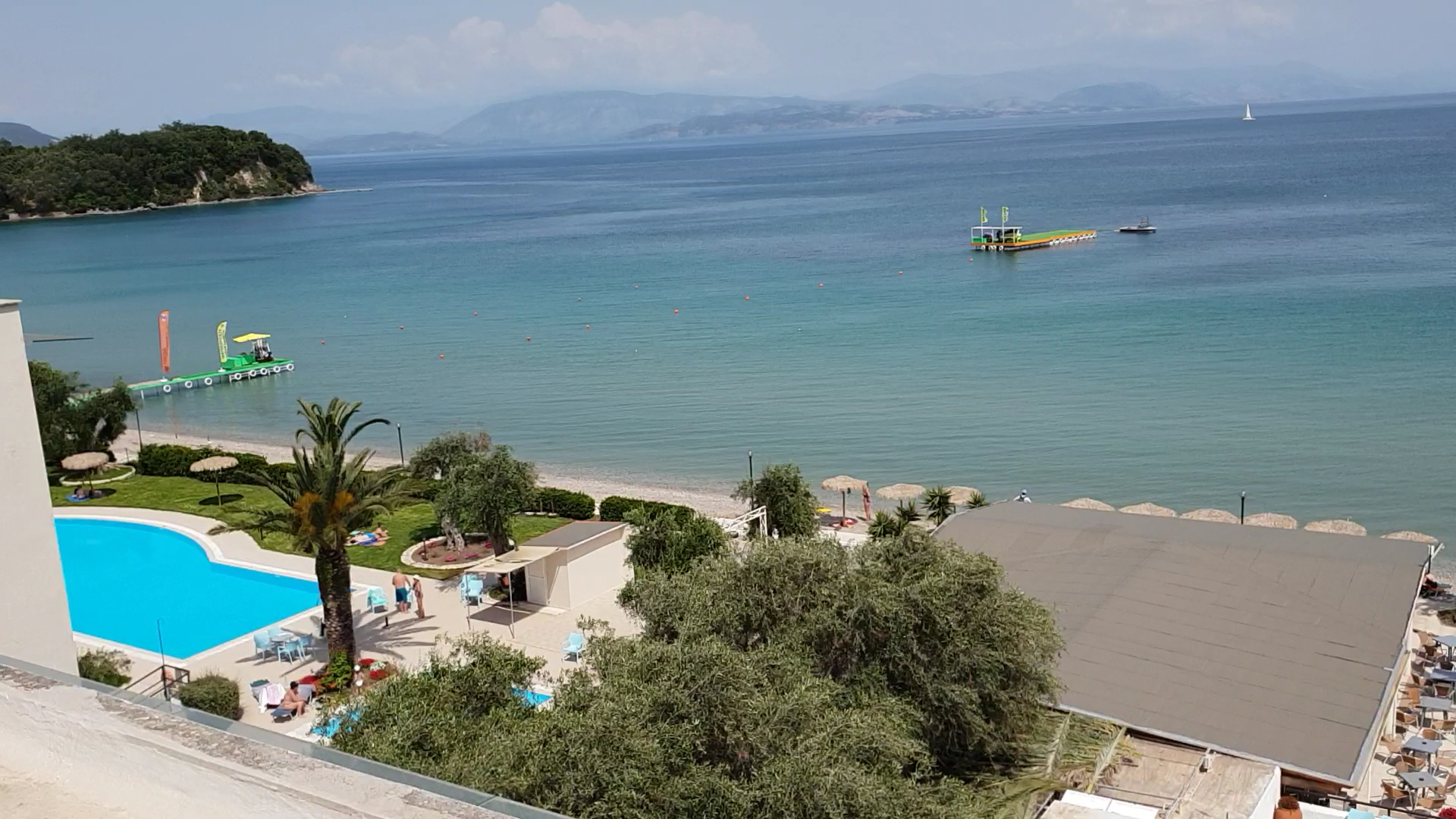 Elea Beach Hotel āra baseins un pieguļošā pludmales zona ar ūdens sporta platformu Dasijas piekrastē, Korfu