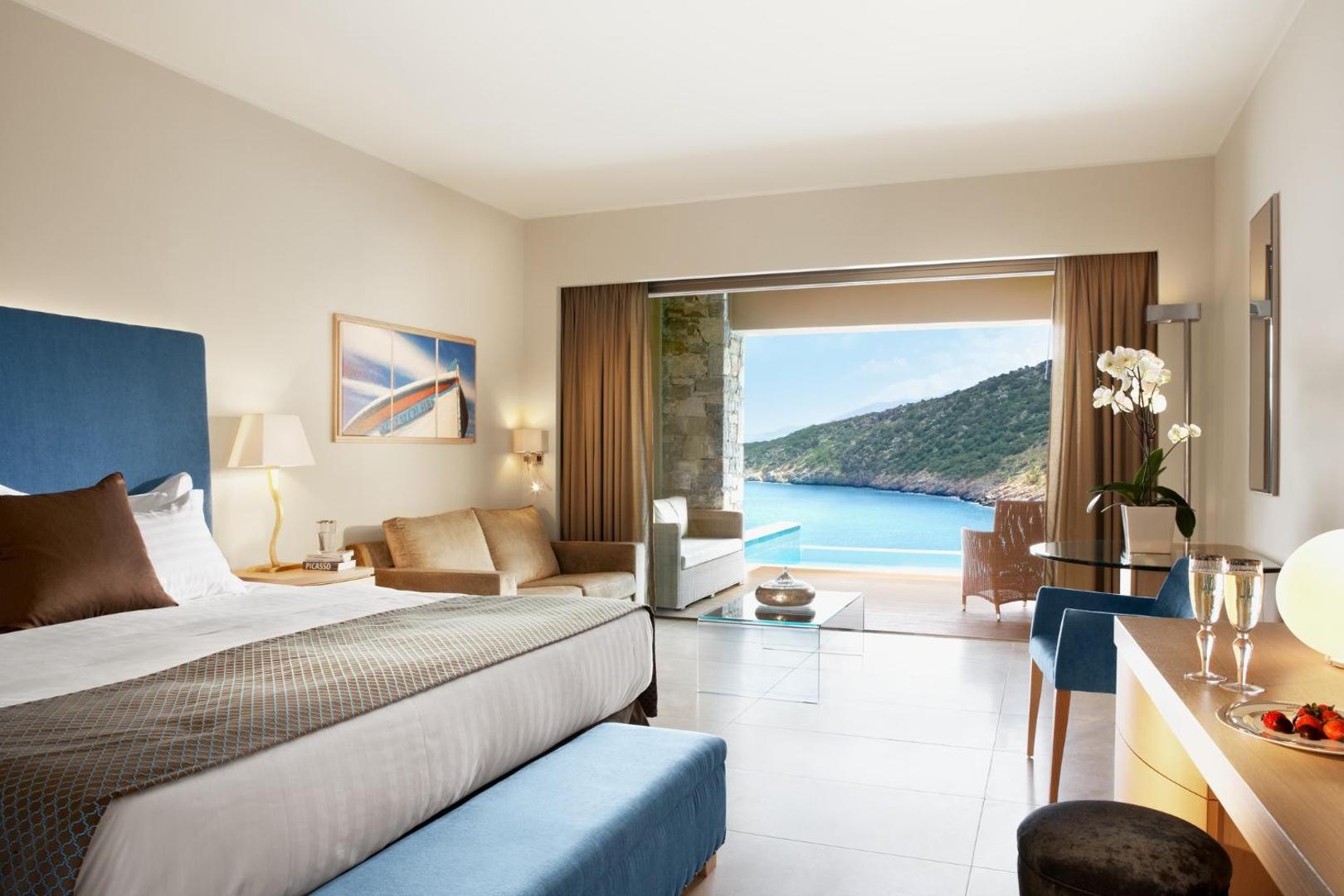 Daios Cove Luxury Resort luksusa numurs ar skatu uz līci, privātu baseinu un atpūtas zonu terasē
