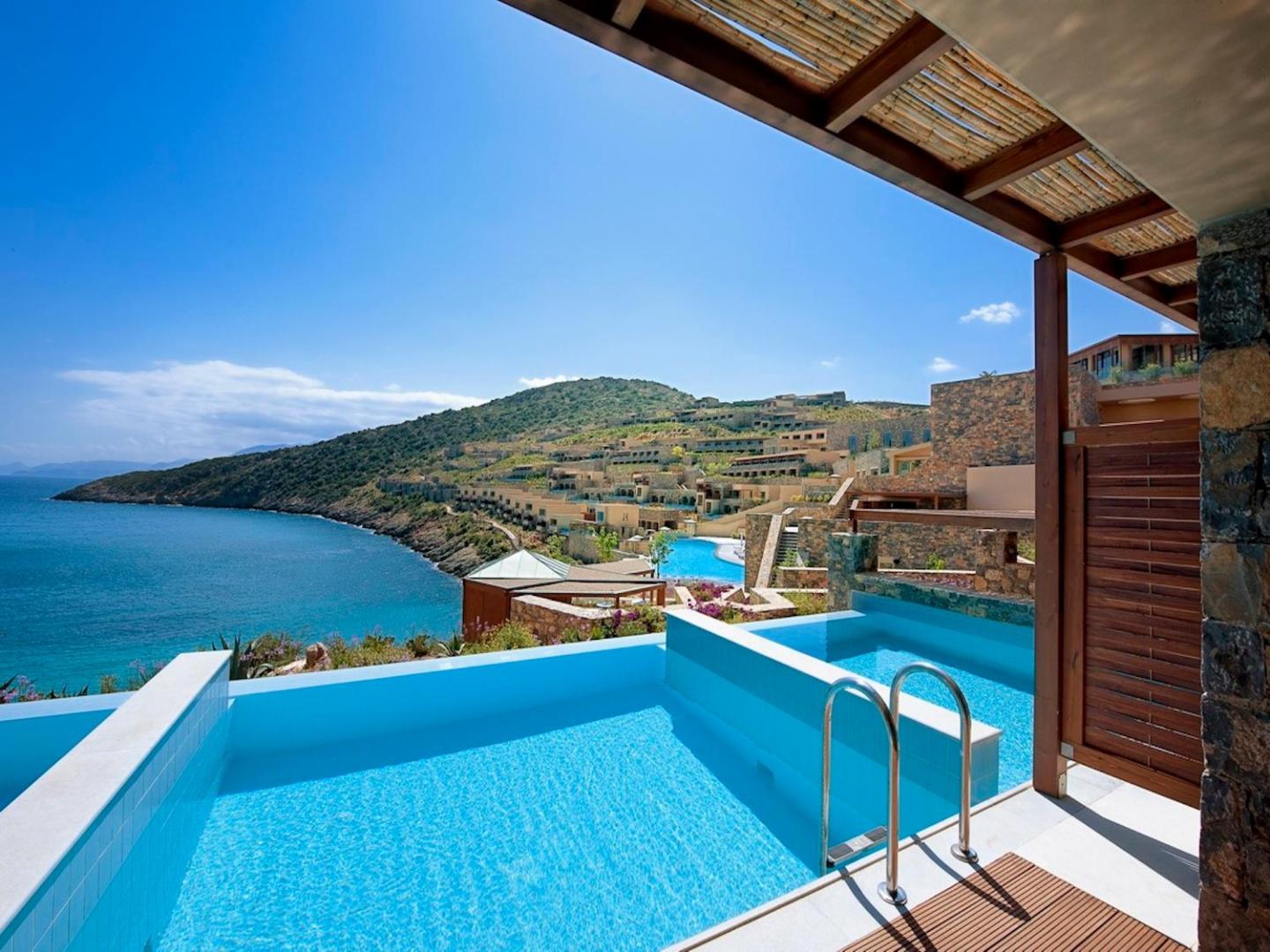 Daios Cove Luxury Resort skats no numura terases uz privāto baseinu un kūrorta privāto līci Krētā