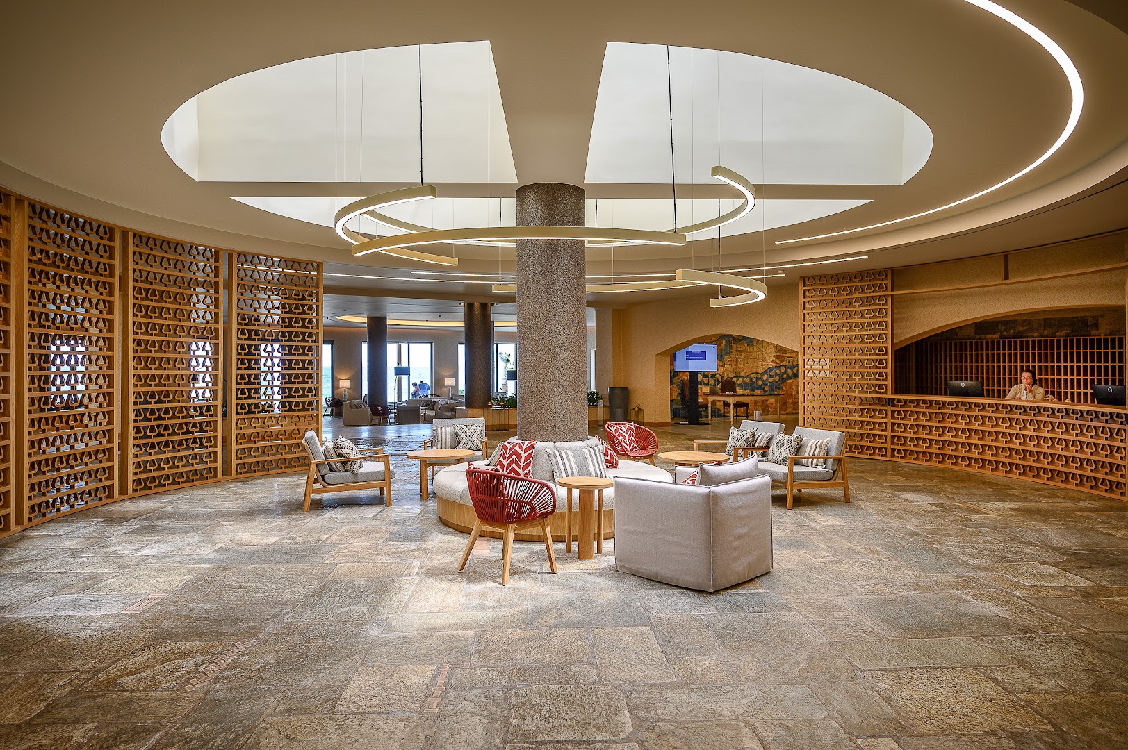 Creta Maris Resort plašā lobby zona ar modernām mēbelēm, akmens grīdu un dizaina apgaismojumu viesnīcas reģistratūrā