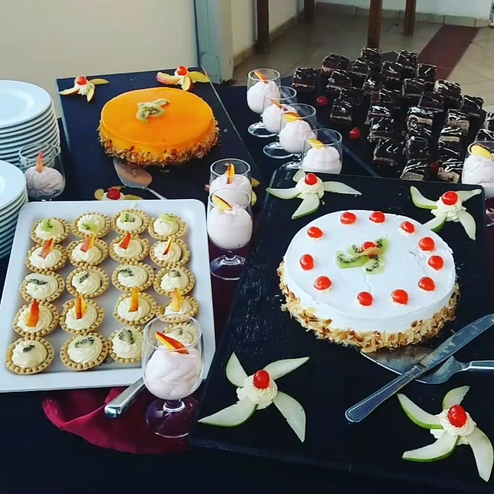 Castello Boutique Resort & Spa desertu bufete ar kūkām, groziņiem un krēmiem glāzēs viesnīcas restorānā