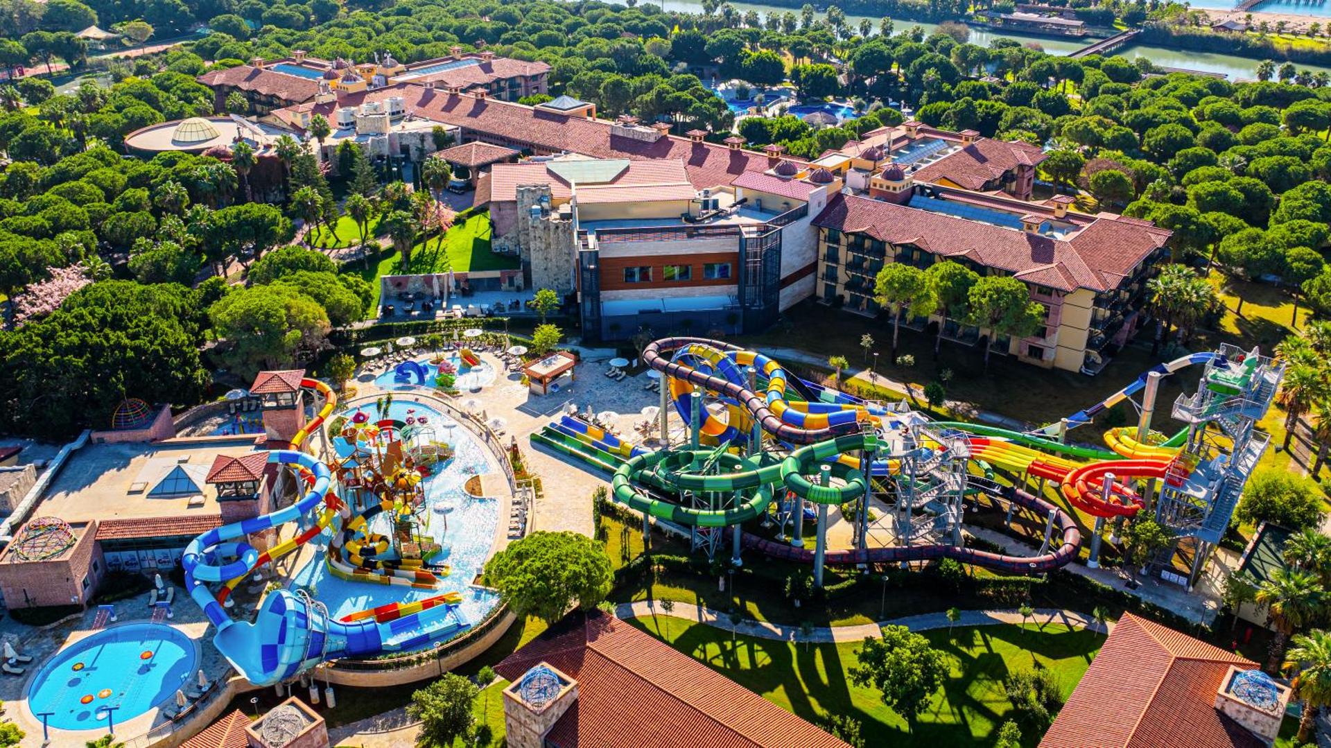 Gloria Golf Resort akvaparks ar krāsainiem atvērta un slēgta tipa ūdens slidkalniņiem un bērnu ūdens pilsētiņu Belekā