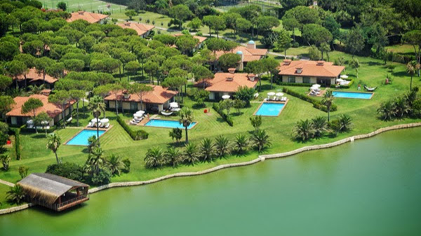 Gloria Golf Resort villas ar privātiem baseiniem upes krastā Belekā — apkārtnē blīvs priežu mežs un sakopta vide