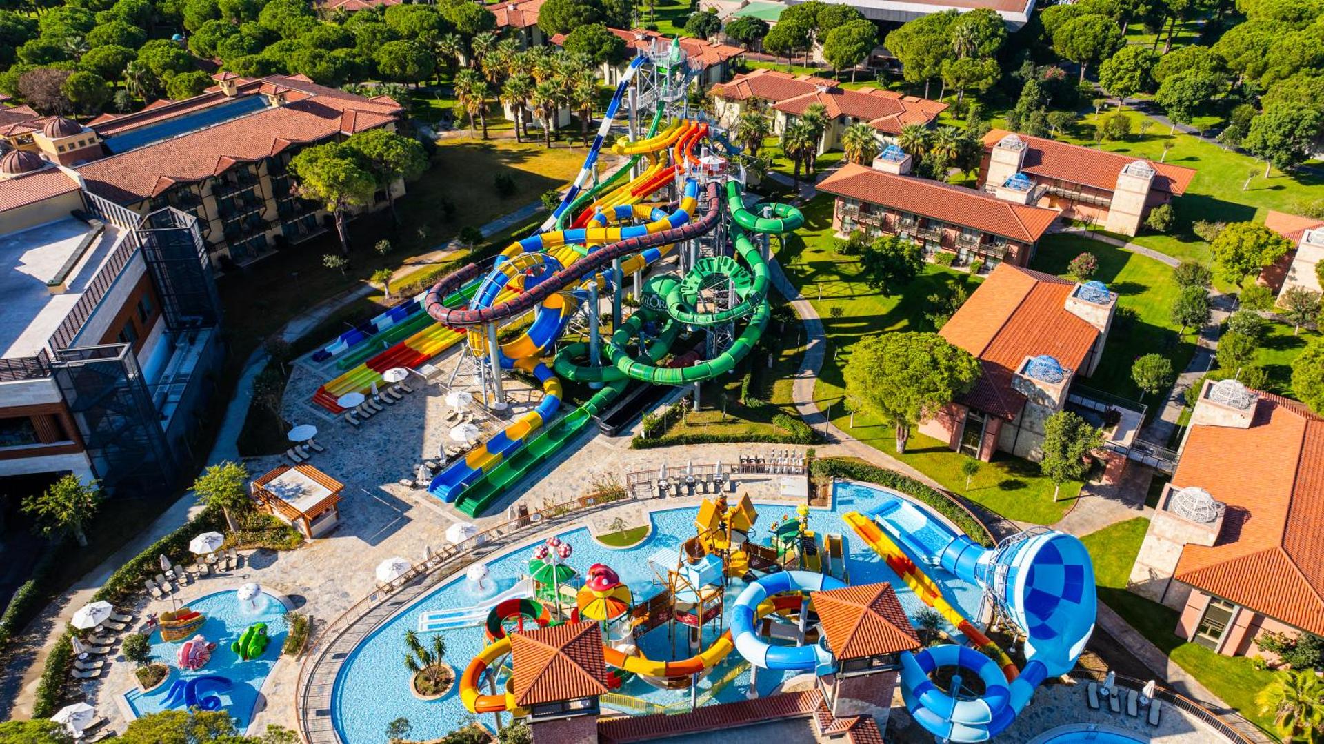 Gloria Golf Resort plašais akvaparks Belekā no putna lidojuma — krāsaini ūdens slidkalniņi, baseini un apkārtējā zaļā teritorija
