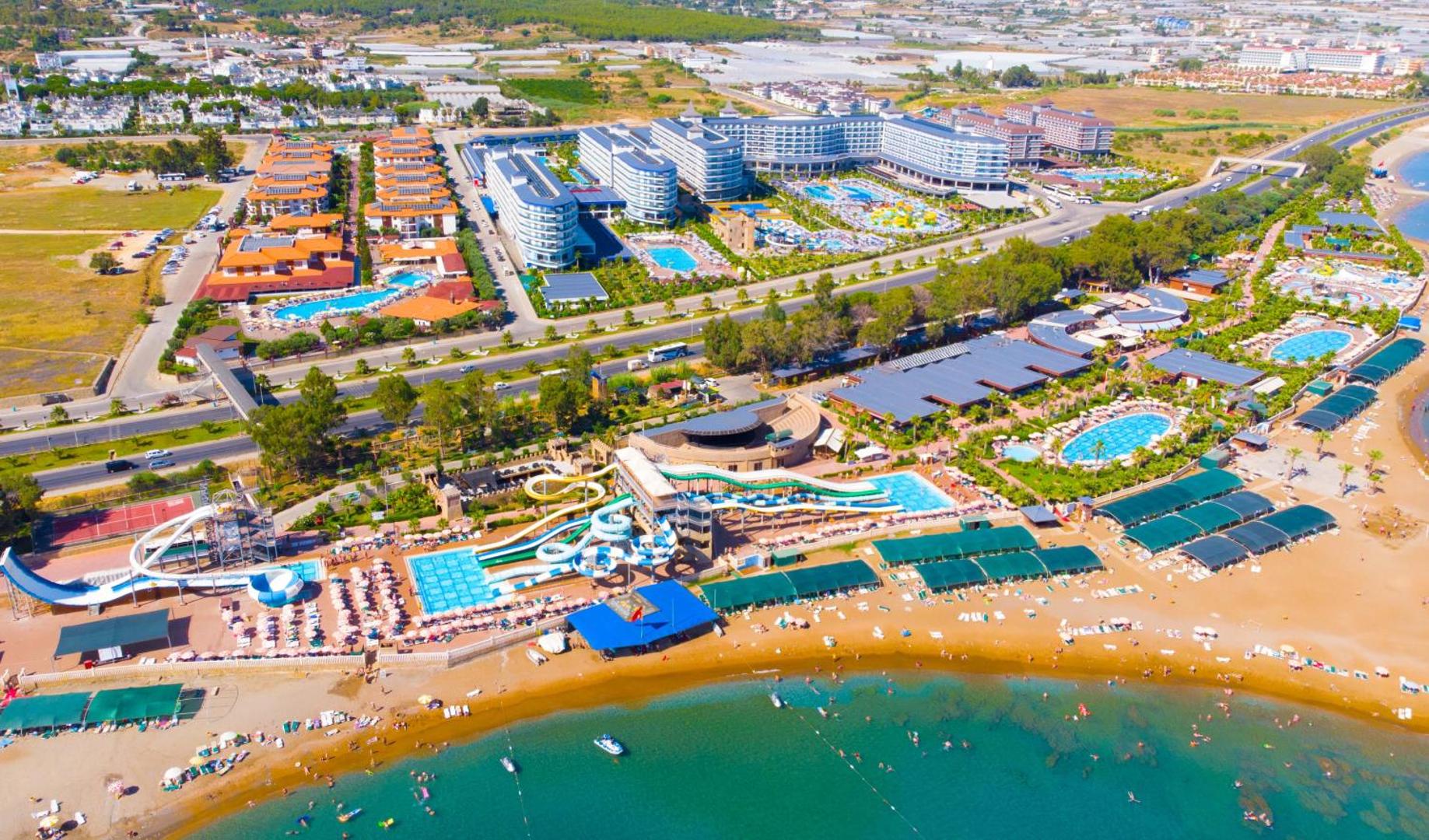 Eftalia Village panorāmas skats uz piekrasti, plašo pludmali un Eftalia Island izklaides kompleksu ar neskaitāmiem baseiniem un slidkalniņiem