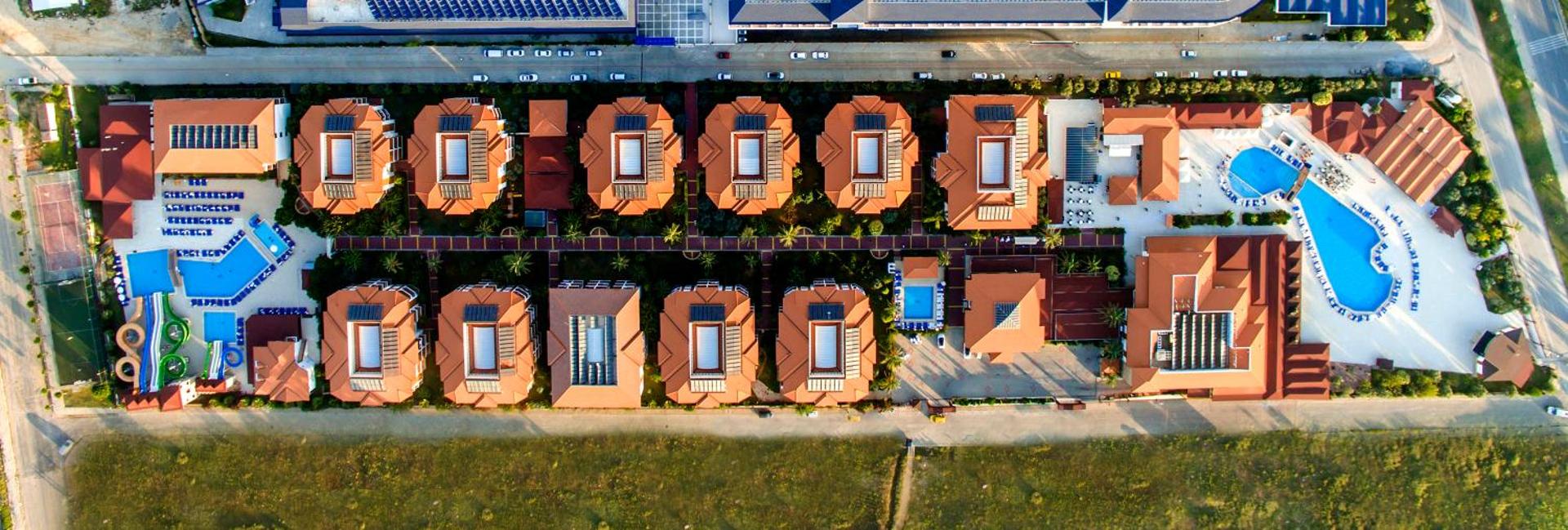 Eftalia Village kūrorta plānojums no putna lidojuma — bungalo tipa numuru izvietojums starp baseiniem un zaļo zonu Alanjā