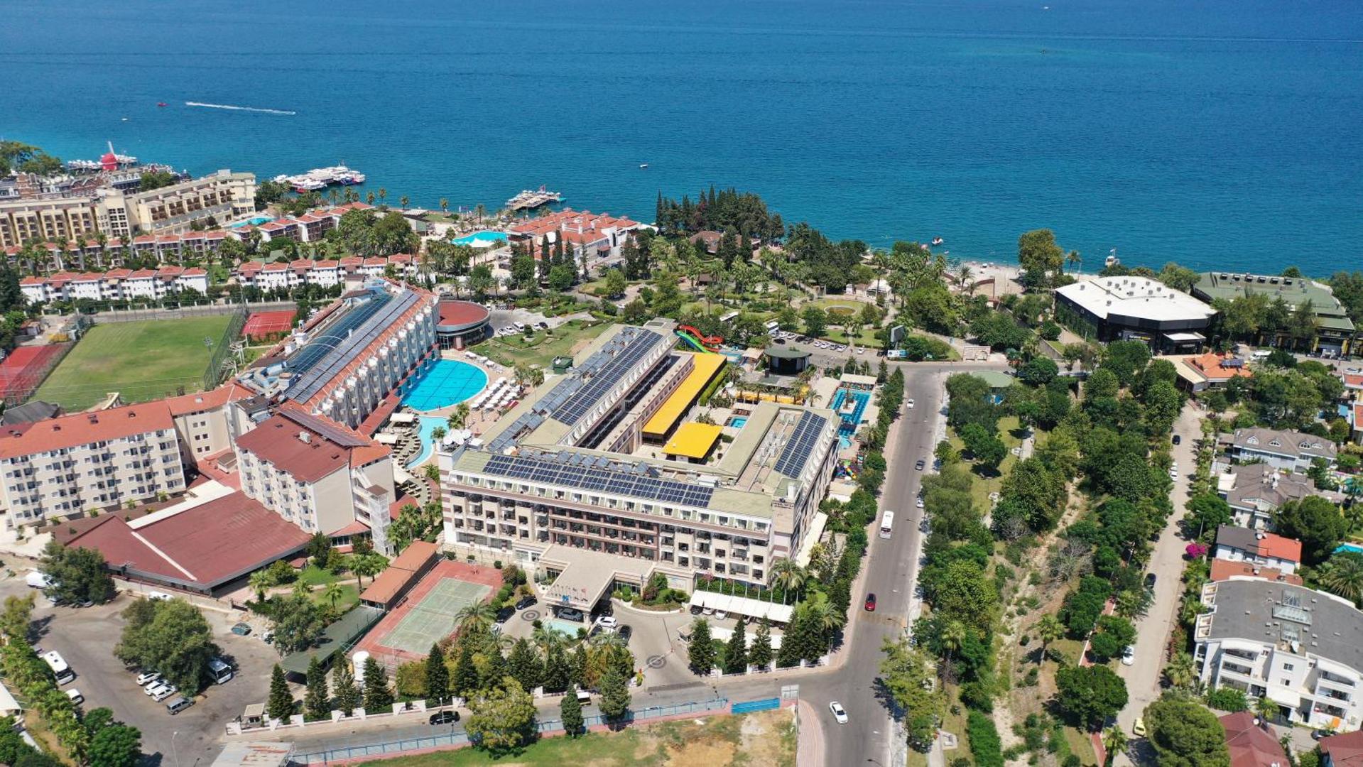 Crystal Palace Luxury Resort & Spa panorāmas skats no putna lidojuma Sidē — viesnīcas korpusi, baseini un Vidusjūras piekraste