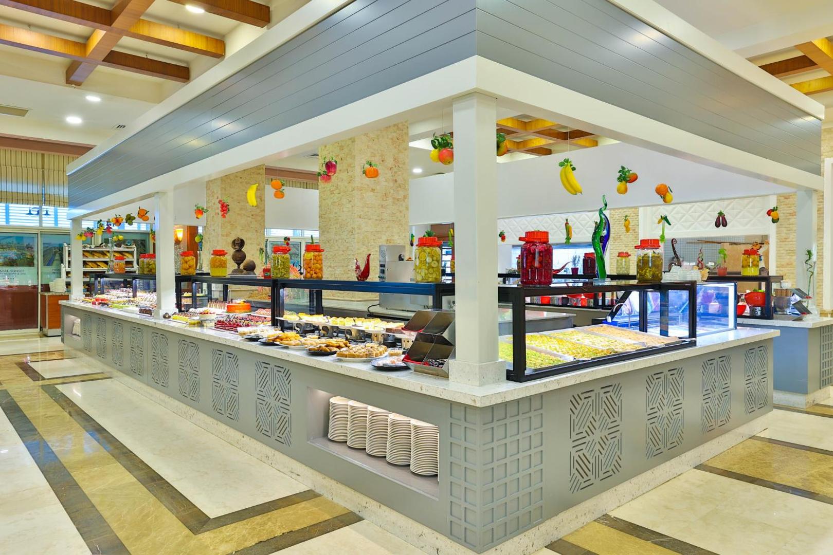 Crystal Palace Luxury Resort & Spa restorāna bufetes zona ar plašu desertu, kūku un augļu izvēli Side, Turcijā