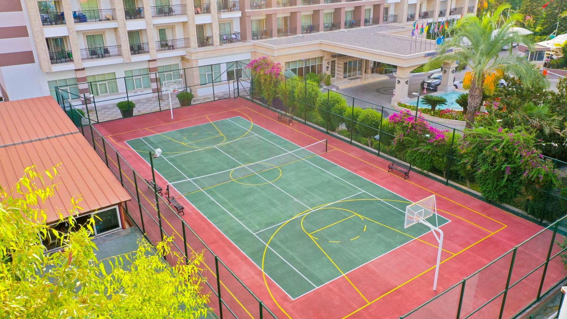 Crystal Palace Luxury Resort & Spa sporta laukums basketbolam un tenisam — iežogota teritorija aktīvai atpūtai pie viesnīcas ēkas