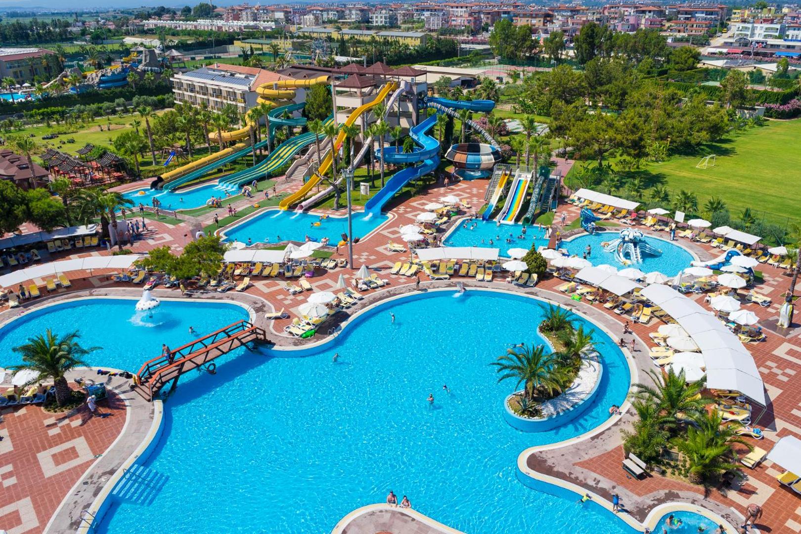 Club Turan Prince World viesnīcas teritorijas panorāma ar baseiniem un akvaparku — skats uz atpūtas zonām un apkārtni