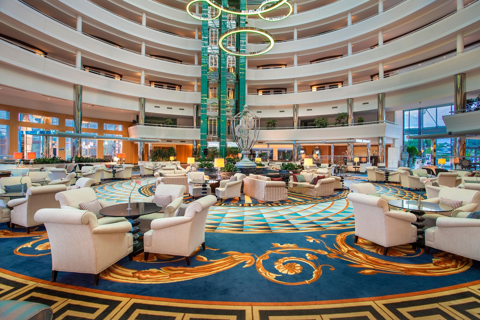 Calista Luxury Resort iespaidīgais vestibils ar augstiem griestiem, modernu lustru, panorāmas liftiem un greznām atpūtas zonām Belekā