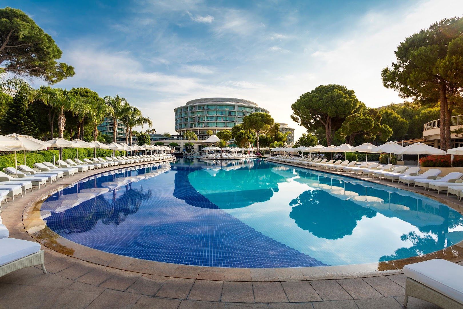 Calista Luxury Resort galvenais āra baseins ar dzidru ūdeni, sauļošanās krēsliem un viesnīcas korpusu fonā Belekā