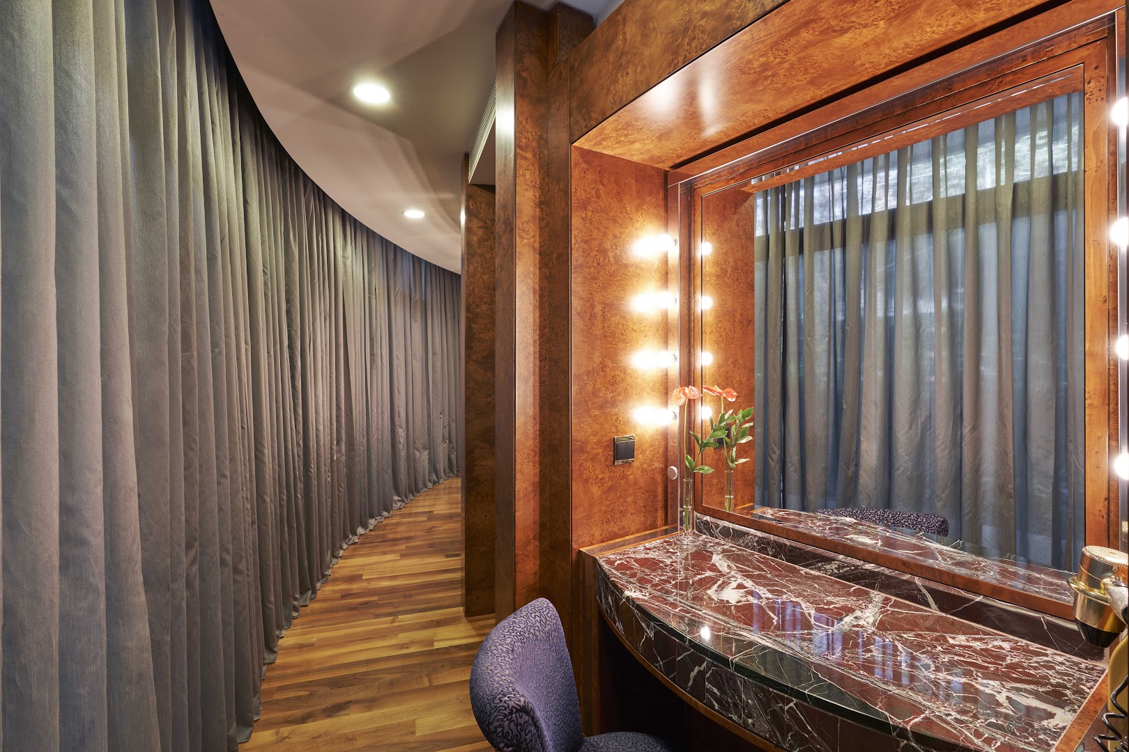 Calista Luxury Resort luksusa numura grimētavas zona ar lielu spoguli, apgaismojumu, marmora galdu un koka apdari Belekā