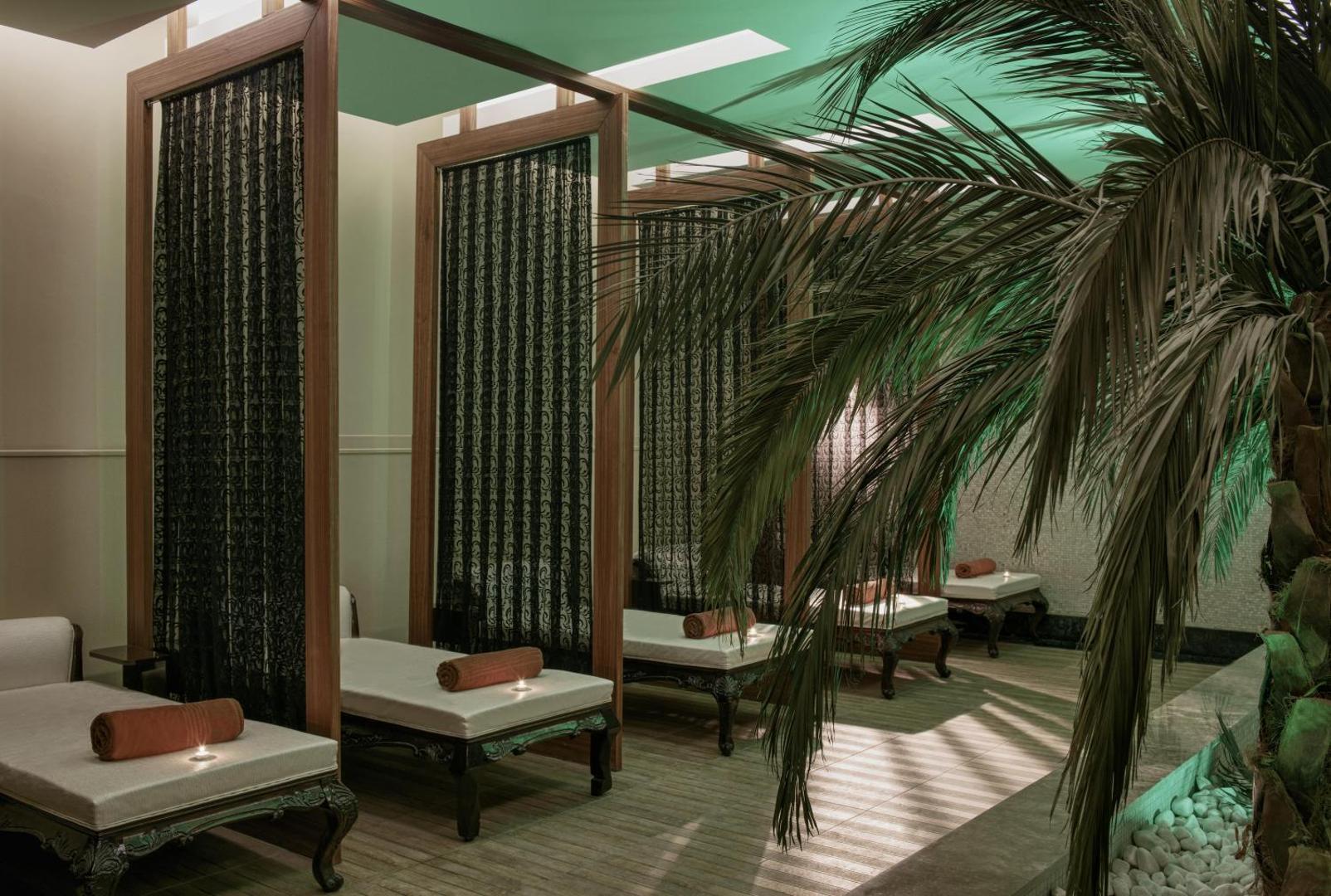Botanik Platinum spa centra relaksācijas zona ar ērtiem zviļņiem, dekoratīviem aizkariem un eksotiskiem augiem mierpilnai atpūtai