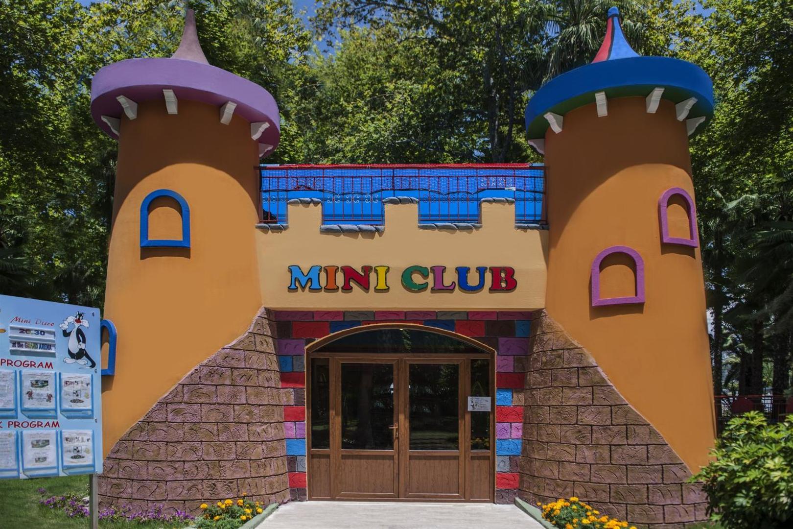 Botanik Platinum bērnu kluba Mini Club ieeja pils formā — krāsaina rotaļu zona bērniem dārza teritorijā