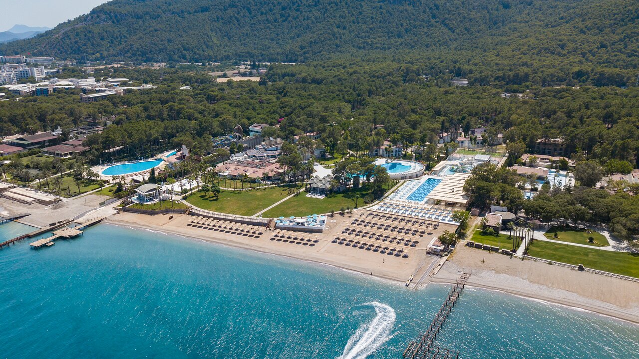 Baia Salima Kemer panorāmas skats no putna lidojuma uz plašo teritoriju, baseiniem un privāto pludmali Kemeras piekrastē, Turcijā