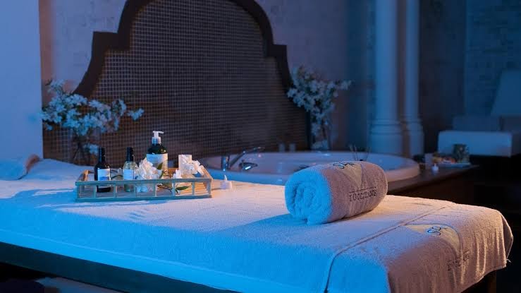 Nirvana Dolce Vita spa procedūru telpa ar masāžas galdu, dvieļiem un džakuzi fonā — relaksējoša atmosfēra Tekirovas kūrortā
