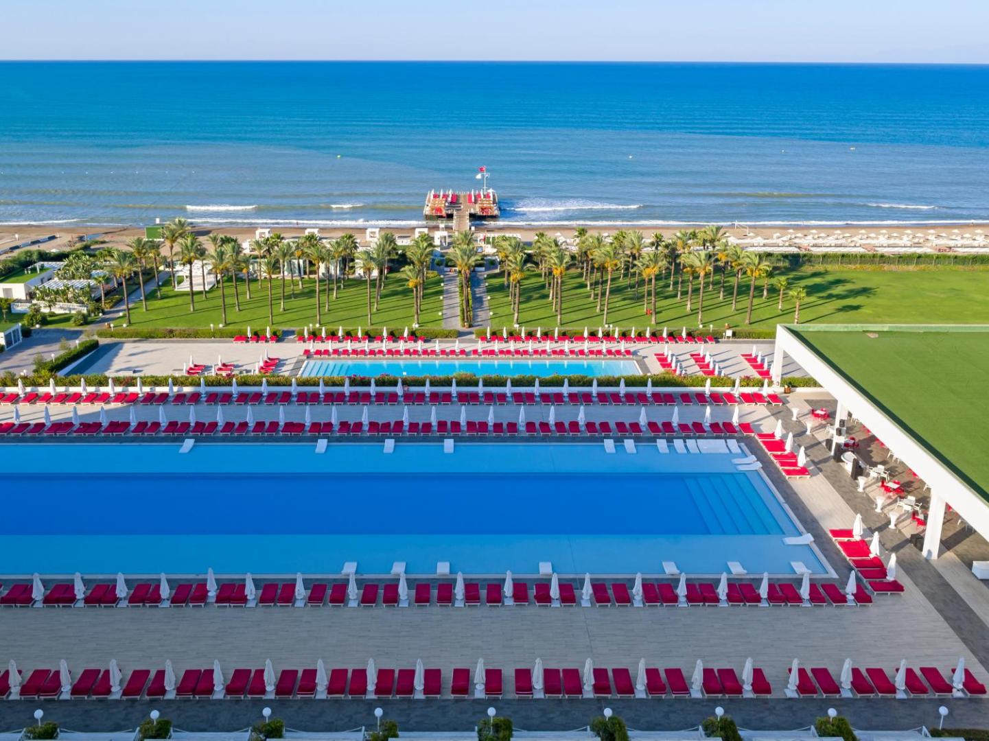Adam & Eve Hotel skats no augšas uz galveno baseinu, palmu dārzu un privāto pludmali ar piestātni Belekā, Turcijā