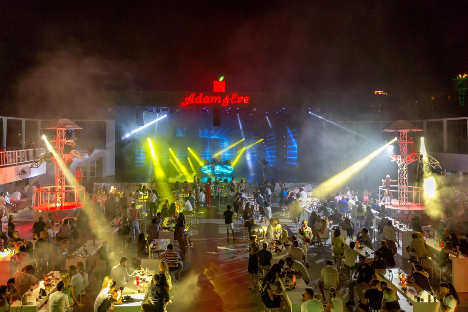 Adam & Eve Hotel nakts šovs un ballīte brīvā dabā ar gaismas efektiem, dūmiem un daudziem viesiem pie galdiņiem