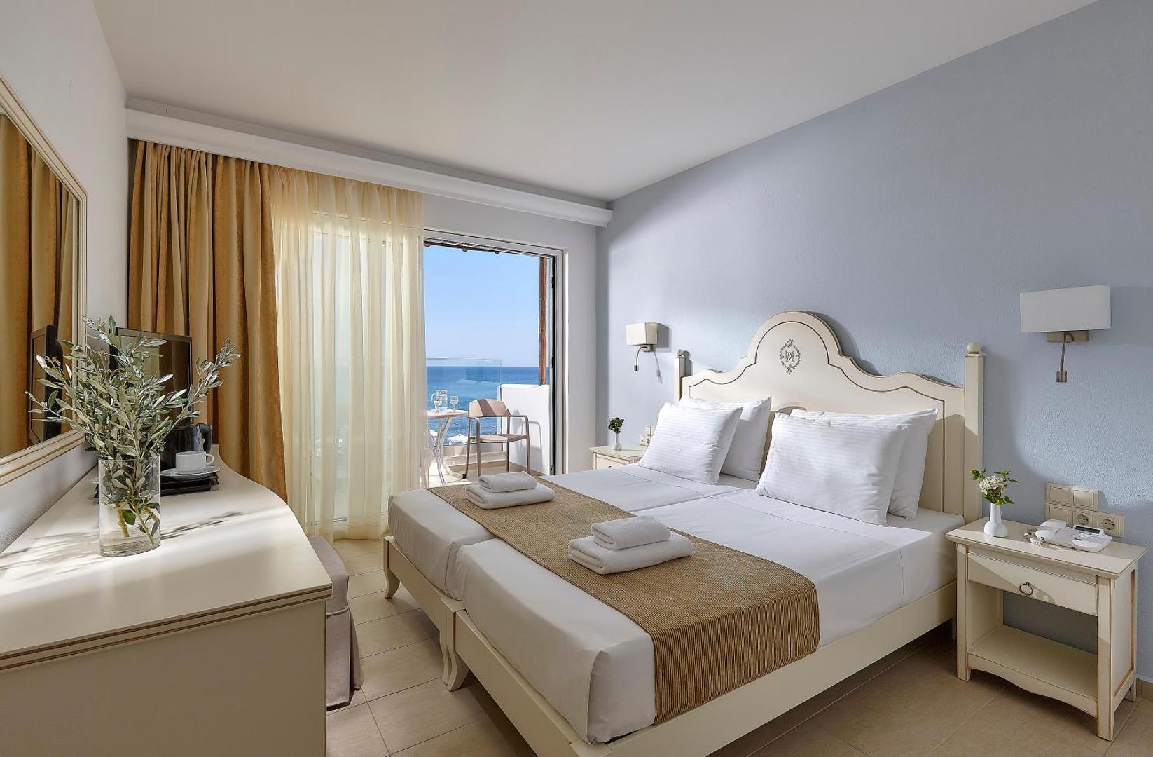 Alexander Beach Hotel & Village elegants divvietīgs numurs ar balkonu, no kura paveras tiešs skats uz Vidusjūru Malijā