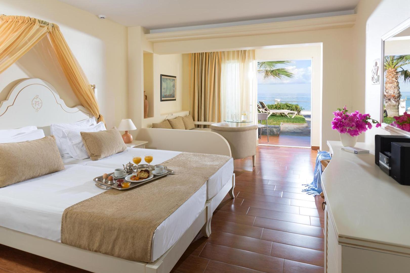 Alexander Beach Hotel & Village gaišs numurs ar brokastīm gultā, atpūtas zonu un tiešu izeju uz dārzu pie jūras Krētā