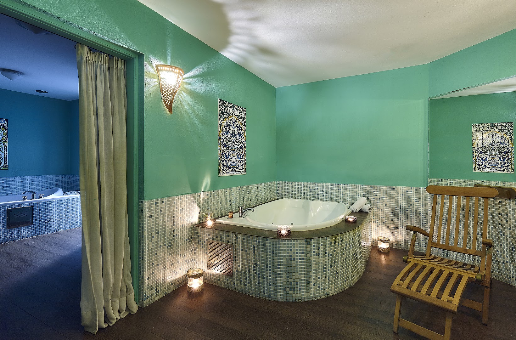 Alexander Beach Hotel & Village spa zona ar džakuzi vannu, mozaīkas flīzēm un svecēm romantiskai atpūtai Krētas kūrortā