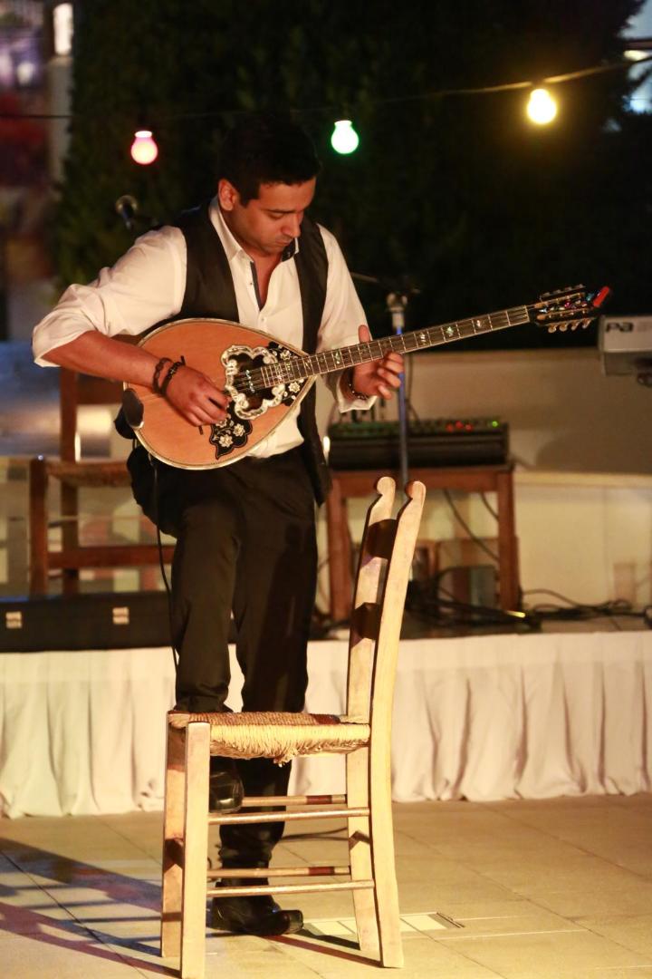 Mūziķis spēlē tradicionālo grieķu buzuki instrumentu Albatros Spa & Resort viesnīcas vakara pasākumā Hersonisā, Krētā.