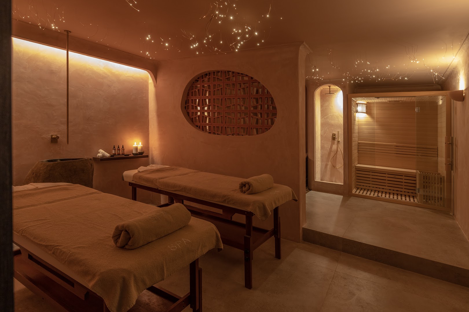 Albatros Spa & Resort procedūru telpa ar divām masāžas gultām, sveču gaismu un saunu fonā mierpilnai atpūtai Krētā