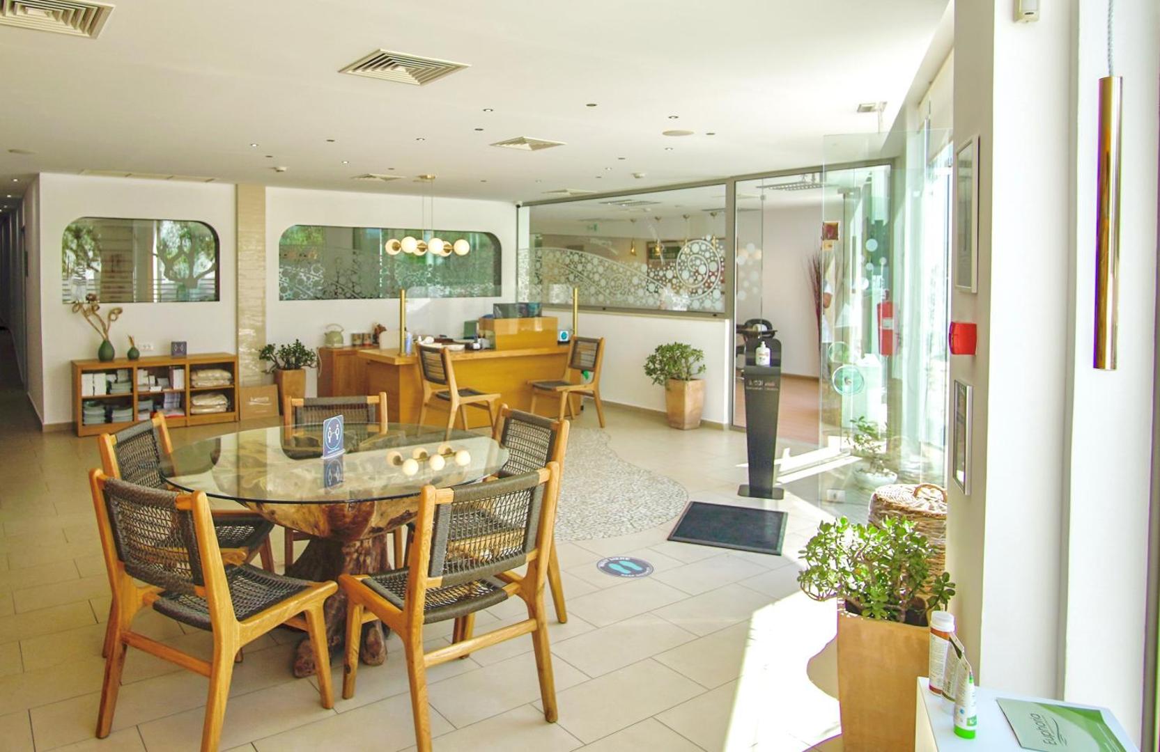 Albatros Spa & Resort gaišā un modernā spa centra recepcija un atpūtas zona ar koka mēbelēm Hersonisā